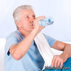 چه زمانی نوشیدن آب موجب نفخ می شود؟