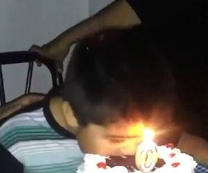 آتش گرفتن موهای دختر وسط جشن تولدش + فیلم