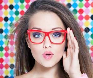 خانم های عینکی چطور آرایش کنند؟ + آموزش اصول