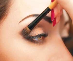“آموزش آرایش چشم” با سایه های رنگی