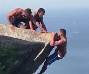 لحظه نفس گیر نجات مرد جوان از ارتفاع ۳۰ متری! + فیلم