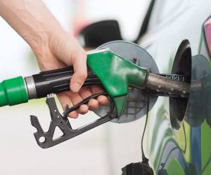بررسی احتمال افزایش سهمیه بنزین در سال آینده