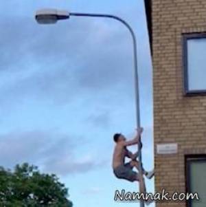 بالارفتن از چراغ برق ۷ متری خیابان مثل تارزان ! + ویدئو