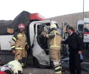 تصادف کامیونت حامل بار سیب با خاور در بزرگراه یاسینی