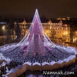 تزیین درخت کریسمس ۲۷ متری با ۷۰٫۰۰۰ لامپ + تصاویر