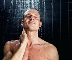 کارهایی که در هنگام دوش گرفتن نباید انجام داد