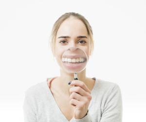 سفید کردن دندانها با جوش شیرین راه دارد + آموزش