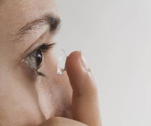 روش تاییدی متخصصان برای شستشوی لنز چشم
