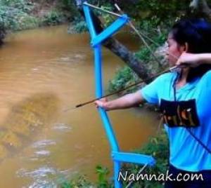 دختری که با تیرکمان ماهی شکار می کند + تصاویر
