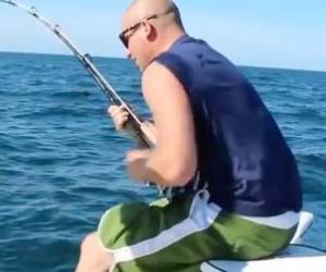 اتفاق وحشتناک برای مرد جوان هنگام صید ماهی غول پیکر + فیلم