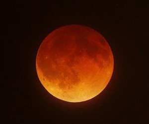 ماه قرمز نشانه آخر دنیا در آسمان ظاهر شد !