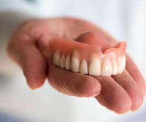 دندان مصنوعی تاریخ مصرف دارد ؟