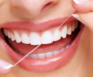 بهترین “زمان استفاده از نخ دندان” + روش صحیح