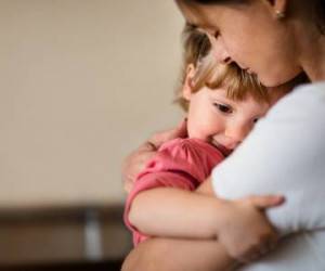 چرا عشق مادر به بچه بیشتر از پدر هست؟