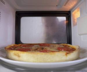“پیتزا در ماکروفر” با دستور تهیه آسان و خوشمزه