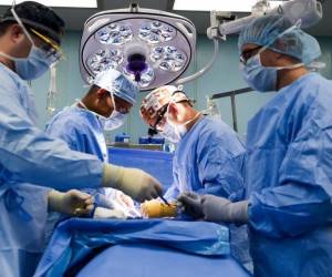 جراحی پربحث اولین پیوند سر انسان در دنیا