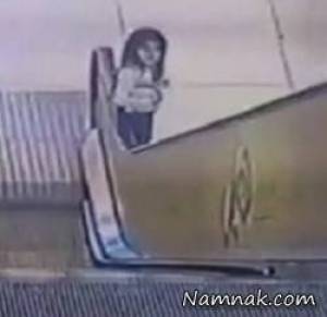 نجات معجزه آسای دختر بچه گیر کرده در پله برقی + فیلم