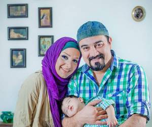 برزو ارجمند و همسر و فرزندش در مشهد + تصاویر