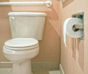 اتفاقی ترسناک برای یک مرد داخل توالت !