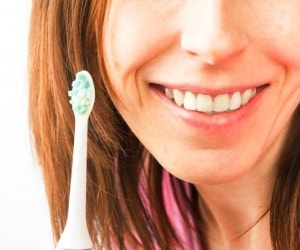 ۱۴ راه فوری و طبیعی “سفید کردن دندان ها” به روش خانگی