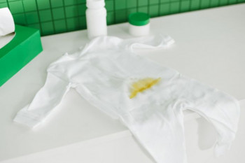 ۶ روش صحیح برای پاک کردن لکه مدفوع از لباس نوزاد  بهترین روش خانگی برای از بین بردن لکه مدفوع از لباس نوزاد